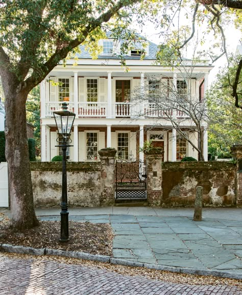 An Eye for Refinement | Charleston SC | Charleston Magazine Charleston Historic Homes, Charleston Mansion, Charleston Homes Exterior, Estilo Charleston, Southern Houses, Charleston Architecture, Southern Style Homes, Charleston House, Southern Colonial