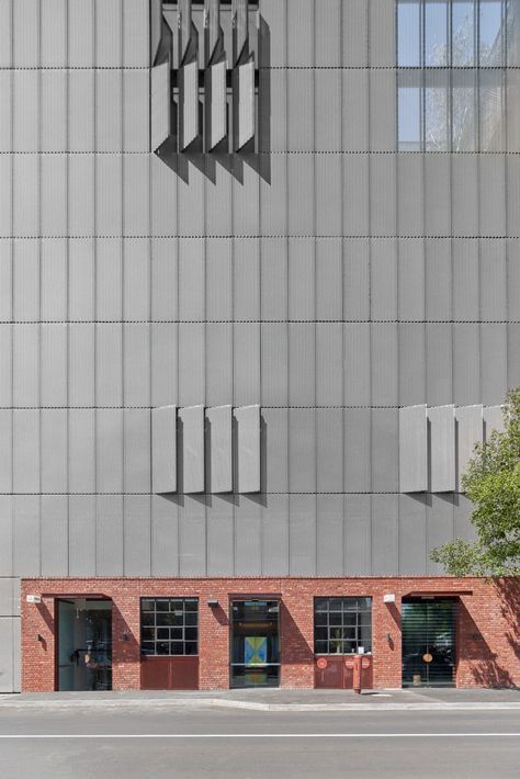 Fieldwork, Peter Clarke · 9 Cremorne Street · Divisare Warehouse Facade, Metal Facade, Cladding Systems, Facade Cladding, Glass Office, Expanded Metal, Photovoltaic Panels, Brick Architecture, Brick Facade