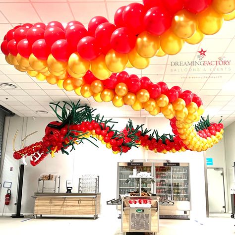 Balloon dragon by Toff Martin cba Luxembourg Balloon Dragon Diy, Dragon Balloon Garland, Dragon Birthday Decorations, Year Of The Dragon Decorations, Dragon Decorations Party, Dragon Balloon Arch, Year Of The Dragon Party, Dragon Ball Z Birthday Party Decorations, Dragon Decorations Diy