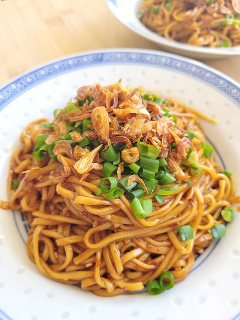 Spicy Miso Udon – Udon noodles coated in a flavourful spicy miso sauce. Almost as easy to make as instant ramen, it's a great weeknight meal! Miso Udon Noodles, Miso Dishes, Miso Udon, Spicy Miso Ramen, Noodle Salad Cold, Miso Sauce, Asian Noodle Dishes, Make Lunch, Asian Meals