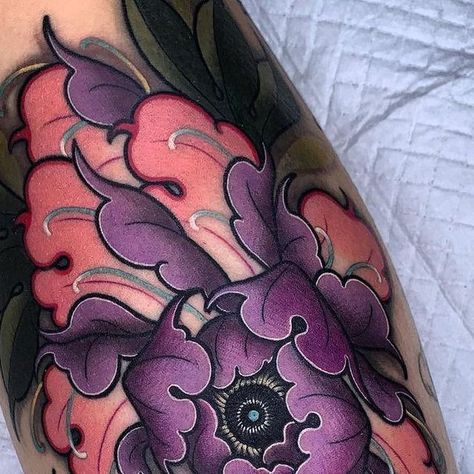 Pink And Purple Flower Tattoo, Bold Color Tattoo, Neo Traditional Lotus Tattoo, Peony Color Tattoo, Peony Neotraditional Tattoo, Neo Traditional Peony Tattoo, Neotraditional Peony Tattoo, Neo Trad Peony, Hayley Tattoo