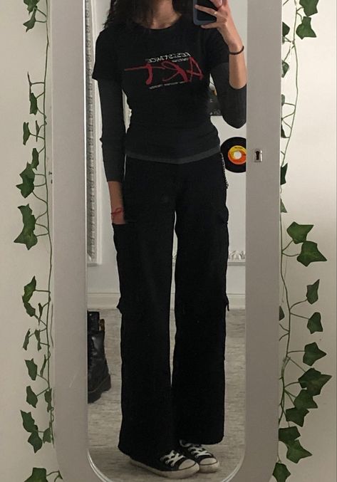 i feel like im giving early 2000s but also 90s ?? tbh i rlly like this fit i felt cool. tags: cargo pants outfit, cargo pants fit, baggy cargos, black cargo pants outfit, early 2000s outfits, 90s fashion, 90s fits, edgy outfits, baggy y2k outfit, dirty converse aesthetic Black Long Sleeve Outfit Y2k, Y2k Black Cargo Pants Outfit, Y2k Outfits With Sweatpants, Low Rise Black Cargo Pants Outfit, Black Baggy Cargos Outfits, Fit Inspo Black Cargo Pants, Black Cargos Winter Outfit, Black Cargo Pants Outfit Long Sleeve, Fall Outfits With Black Cargo Pants