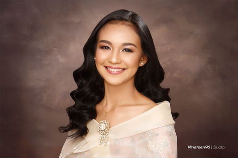 Graduation Pictorial Pose, Graduation Pictorial Studio, Hairstyle For Graduation Pictorial, Grad Photos Makeup, Graduation Look Makeup, Creative Shot For Graduation, Graduation Pictorial, Grad Hairstyles, College Grad Pictures