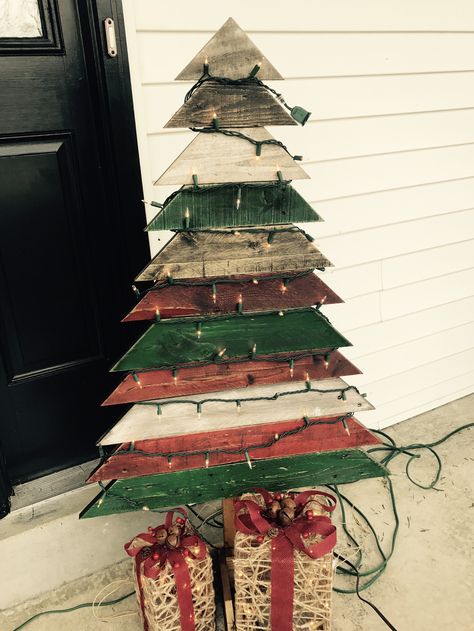 How To Make A Pallet Christmas Tree, Rustic Barn Wood Christmas Tree, Christmas Tree Wood Puzzle, Pallet Board Christmas Tree, Wood Slat Christmas Tree, Pallet Christmas Decorations, Pallet Trees Christmas, Pallet Wood Christmas Tree, Pallet Wood Christmas