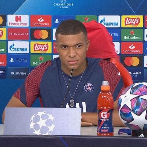 Kylian Mbappe Funny, Mbappe Funny, Funny Football Pictures, Soccer Images, Madrid Football, Soccer Boyfriend, Football Players Images, Football Boyfriend, Football Icon