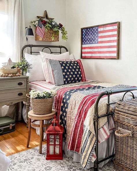 Americana Bedroom, Patriotic Bedroom, Americana Quilt, Americana Home, Round Of Applause, Fourth Of July Decor, Bedroom Red, Beautiful Bedroom, Americana Decor