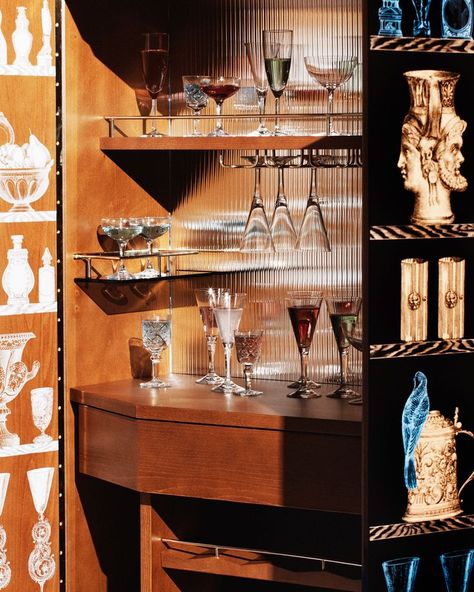 It is when opened that the cabinet bar polyhedric reveals its full charm, thanks to the decoration on the inside and the soft integrated lighting that elegantly highlights the brass finish and the ribbed mirrored glass. Movie Hall, Clear Glassware, Integrated Lighting, Cabinet Bar, Glass Bar, Cigars And Whiskey, Bar Service, Wine Cabinet, Boot Room