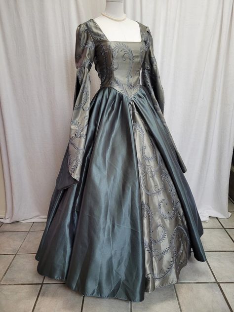 Grey Medieval Dress, Silver Medieval Dress, Ouat Dresses, Ouat Evil Queen, Anne Boleyn Dress, Midieval Dress, 1700 Dresses, Targaryen Dress, Asoiaf Fashion