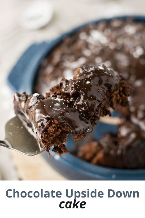 You've heard of pineapple upside down cake, but have you ever tried a chocolate upside down cake? This rich and delicious chocolate upside down cake recipe can be made either on the stovetop or in the oven! // stovetop cake Chocolate Upside Down Cake, Small Chocolate Cake, Healthy Smash Cake, Chocolate Dump Cake, Upside Down Cake Recipe, Mini Chocolate Cake, Skillet Cake, Chocolate Pudding Cake, Gender Reveal Cupcakes