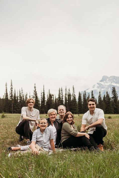 A Family Photoshoot in Banff - High-End Montreal Wedding Photographer | Aliza Dworkind Photography Serving Couples Canada-Wide Family Photography 6 People, 7 Person Family Photoshoot, Big Family Outdoor Photoshoot, Family Photoshoot 7 People, Family Photo Adults, Big Family Poses Photography, Outdoor Family Photos Older Children, Photoshoot Big Family, Family Photos Grown Children