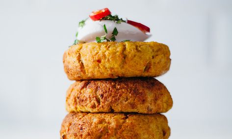 Curry-Spiced Potato & Quinoa Cakes - So Vegan Quinoa Cakes, Quinoa Flour, Quinoa Cake, Healthy Potatoes, Vegan Cake Recipes, Curry Spices, Coconut Milk Curry, Vegan Potato, Vegan Curry