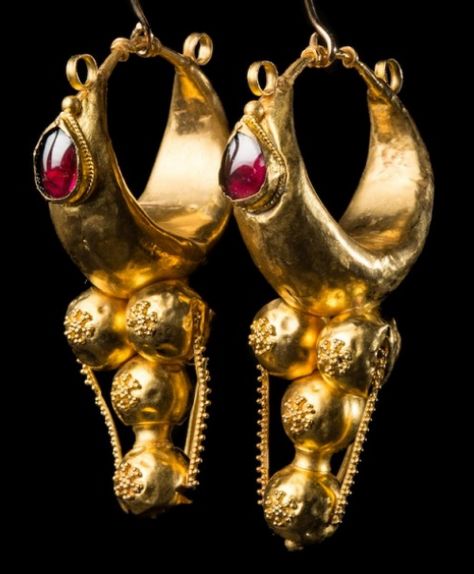 Roman Gold and Garnet Earrings, C. 30-337 AD From Phoenicia (Source: galeriegolconda.com) Ancient Jewels, Roman Jewelry, Ancient Jewellery, Gold Money, Historical Jewellery, Medieval Jewelry, Ancient Jewelry, Garnet Earrings, Gold Filigree