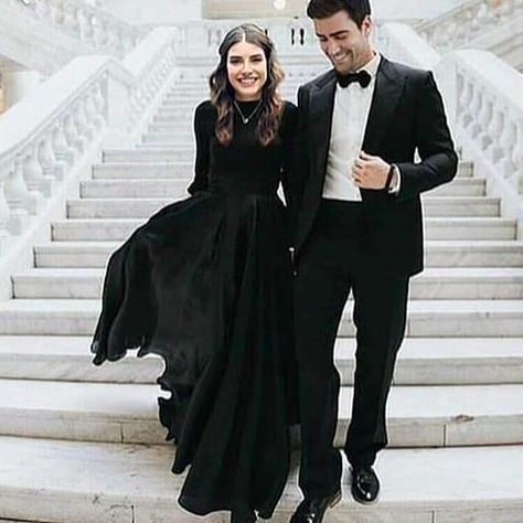 Dinner Outfit Classy, Dinner Party Outfits, Marriage Romance, White Ruffle Dress, Outfit Classy, Simple Prom Dress, Hello Fashion, Pretty Prom Dresses, Black Evening Dresses