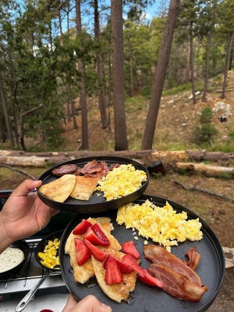 Top 15 Easy Camping Meals for the Family: Quick, Delicious Recipes for Outdoor Adventures Cabin Trip Food Ideas, Camping Food Ideas Aesthetic, Camping Aesthetic Food, Camp Breakfast Ideas, Simple Camping Meals, Camping Dinner Ideas, Cabin Meals, Camping Breakfast Ideas, Camping Inspo