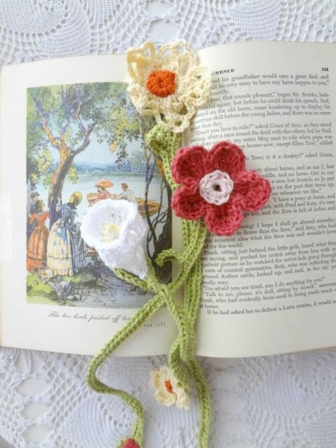 DIY Crochet Flower Bookmarks – Crochet Crochet Flower Bookmarks, Crocheted Bookmarks, Crochet Bookmarks Free Patterns, Easy Crochet Bookmarks, Crocheted Gifts, Diy Crochet Flowers, Flower Bookmarks, Crochet Puff Flower, Bookmark Pattern