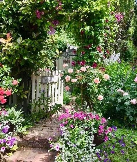 Garden Ideas Rustic, Rustic Garden Ideas, Vegetable Garden Planner, Diy Farmhouse Style, Cottage Garden Design, Garden Decor Diy, Garden Entrance, English Cottage Garden, Vintage Garden Decor