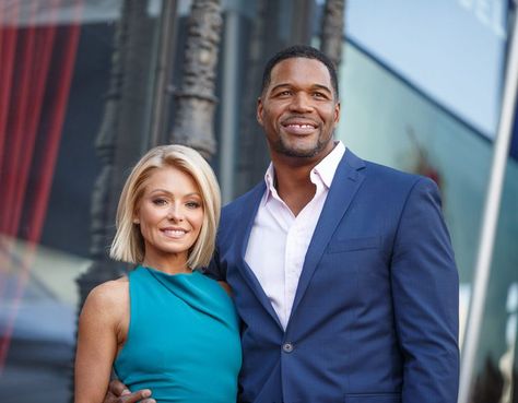 Michael Strahan Opened Up About His Tense Relationship with Kelly Ripa Kelly Ripa Hair, Shoulder Length Styles, Hoda Kotb, Michael Strahan, Ryan Seacrest, Hollywood Couples, Kelly Ripa, Moments In Time, News Anchor