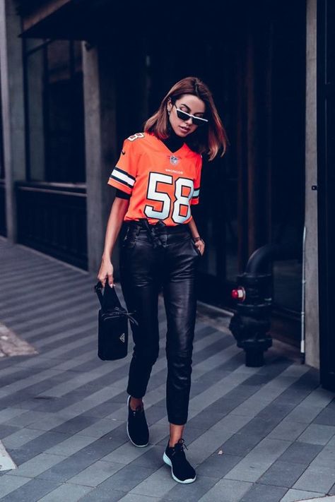 15 Ultra Preppy Looks to Beat Those Winter Blues Jerseys Outfit, Jersey Outfits, Fashion Uniform, Looks Adidas, Viva Luxury, Game Day Fits, Football Jersey Outfit, Gameday Outfits, Jersey Fashion