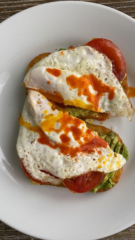 zestmylemon on Instagram: I gave the viral hash brown avocado toast a try. I added tomato 🍅, an over easy fried egg 🍳 and hot sauce 🌶 and it was so good! 🥑… Eggs And Hot Sauce, Avocado With Egg Inside, Healthy Hot Meals, Hot Healthy Lunch Ideas, Hash Brown Breakfast Ideas, Lunch With Eggs, Egg Lunch Ideas, Egg And Toast Breakfast, Healthy Hashbrowns