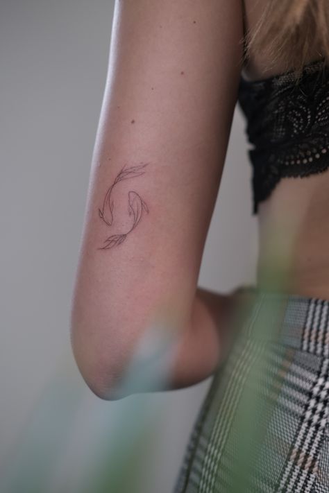 Small Fish Tattoos, Jing Y Jang, Soft Tattoo, Pisces Tattoo Designs, Delicate Tattoos For Women, Pisces Tattoo, Rib Tattoos For Women, Zodiac Sign Pisces, Finger Tattoo For Women