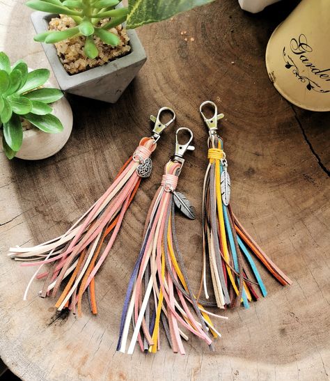 Leather Cord Keychain Diy, Faux Leather Tassel Diy, Faux Suede Cord Crafts, Suede Cord Crafts, Suede Crafts, Tassel Keychain Diy, Diy Tassel Necklace, Tassels Tutorials, Cords Crafts