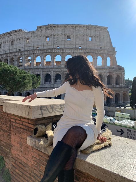 Italy Photoshoot Aesthetic, Colosseum Instagram Pictures, Rome Italy Poses, Colosseum Picture Ideas, Colosseum Outfit, Rome Italy Outfits Winter, Colosseum Photo Ideas, Rome Aesthetic Girl, Rome Picture Ideas