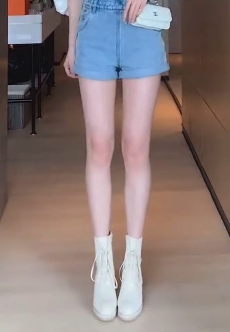 Pale Legs, Perfect Legs, Pretty Legs, Body Inspiration, Alternative Outfits, Perfect Body, Long Legs, Slim Legs, Body Goals