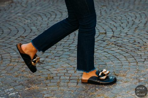 Milan SS 2021 Street Style - STYLE DU MONDE | Street Style Street Fashion Photos Chain Bag Outfit, Mules Street Style, Loafers Street Style, Mule Outfit, Shoes Street Style, Mules Outfit, Clogs Outfit, Reportage Photography, Clothing Winter