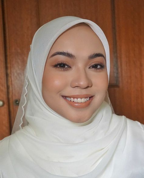 Makeup Nikah Malaysia, Nikah Makeup Look, Wedding Makeup Hijab, Grade 8 Grad Hairstyles, Muslimah Makeup, Malaysian Bride, Malaysian Makeup, Malaysian Hijab, Makeup Nikah