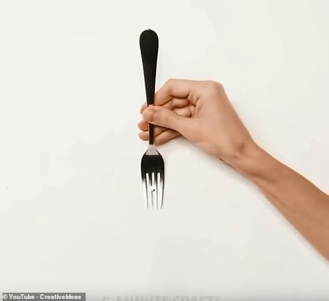 This fork hack will make sure that you never struggle with hanging a picture frame Hacks For Hanging Pictures, Hang Picture Hack, Tricks For Hanging Pictures, Hack For Hanging Pictures, Hanging Pictures Hack, Hanging A Picture Hack, Hang A Picture Hack, Easy Picture Hanging Hacks, How To Hang A Picture