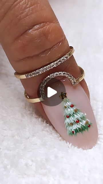 Mistle Toe Christmas Nails, Christmas Ornaments Nail Designs, Christmas Finger Nails Designs, Christmas Tree Nails Short, Nail Art Christmas Tree, Christmas Tree Nail Art Designs, Christmas Nails With Tree, Christmas Tree On Nails, Holly Nails Christmas