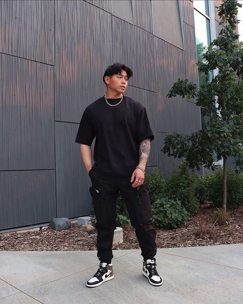 Men Black Sneakers Outfit, Jordan 1 Black Outfit, Black Tee Outfit, Jogger Outfit Casual, Styles Man, Jordan 1 Outfit Men, Black Cat Outfit, Mens Joggers Outfit, Jordans Outfit For Men