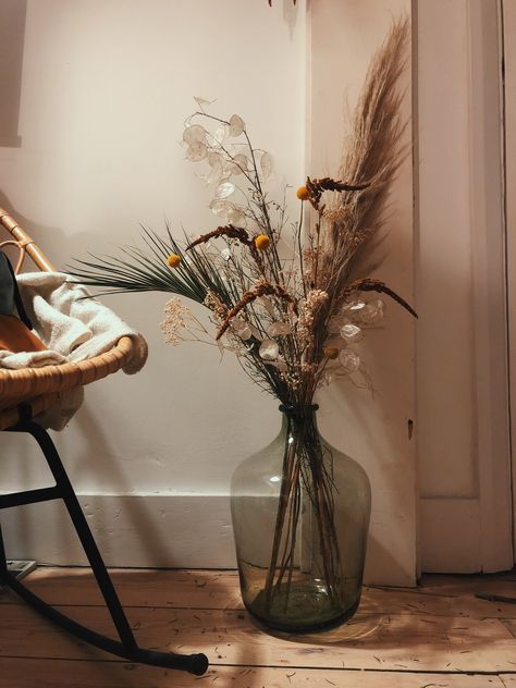 Dried Flowers In A Vase, Dark Corner Decorating Ideas, Dried Plants Decor, Dried Flowers Ideas Decor, Vase With Pampas, Vase With Dried Flowers, Dried Flowers Vase, Pampas Grass Decor, Flower Vase Arrangements