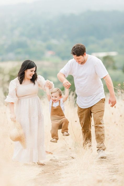 Overcast Family Photos, Light And Airy Portrait Photography, Overcast Photoshoot, Cloudy Day Photography, Overcast Photography, Cloudy Photoshoot, Light And Airy Photography, Cloudy Day Photoshoot, Portrait Photography Lighting