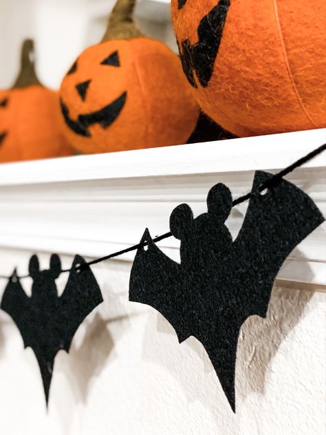 Disney Felt Garland, Disney Halloween Garland, Halloween Decor Disney, Cricut Halloween Garland, Disney Cricut Halloween, Disney Window Decoration Ideas Halloween, Disney Fall Crafts, Diy Disney Fall Decor, Halloween Disney Diy