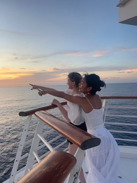 friends boat cruise pose pics Cruise Photo Ideas Best Friends, Alaska Cruise Pictures, Cruise With Best Friend, Boating Fits, Cruise Aesthetic Pics Friends, Aesthetic Cruise Pictures, Cruise Aesthetic Outfits, Best Friend Cruise, Cruise Inspo Pics