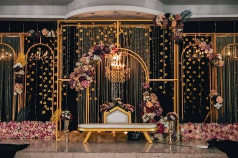 Indian Stage Decoration Backdrops, Elegant Reception Table Decorations, Tropical Wedding Reception Decor, Small Wedding Decor, Engagement Stage, Engagement Stage Decoration, Reception Stage Decor, Hindi Comics, Reception Stage