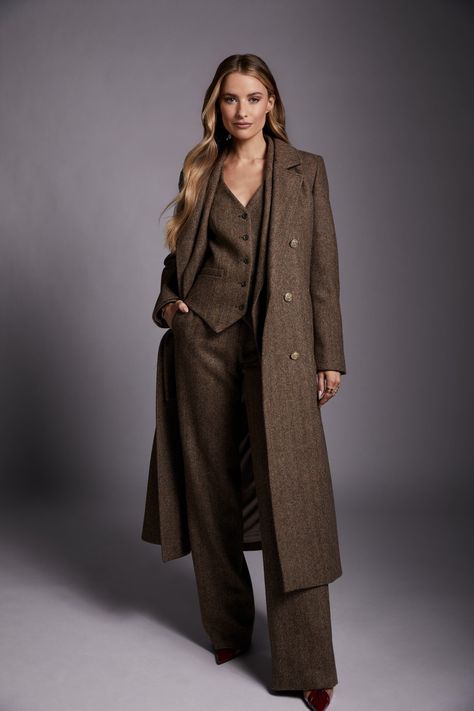 Holland Cooper | Double Breasted Large Scale Brown Herringbone Coat | Autumn • Fall Fashion Casual Leather Jacket Outfit, Victoria Magrath, Herringbone Suit, Holland Cooper, Blazer Outfits Casual, Herringbone Coat, Blazer Outfits For Women, Black Jumper Dress, Tailored Coat