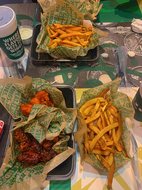 Wings Aesthetic Food, Nice Food Pictures, Wing Stop Aesthetic, Food Wingstop, Wing Stop Fries, Wingstop Aesthetic, Wingstop Fries, Food Lover Aesthetic, Wingstop Wings