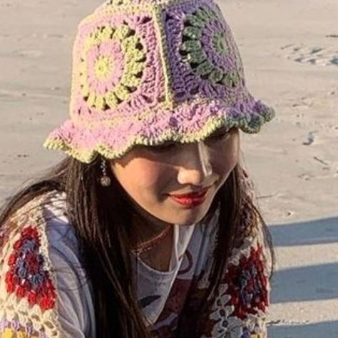 Kpop Idol Bucket Hat, Hat Crochet Ideas, Kpop Crochet, Kpop Hat, Bucket Hat Crochet, Crochet Bucket, Crochet Bucket Hat, Pink Kpop, Crochet Inspo