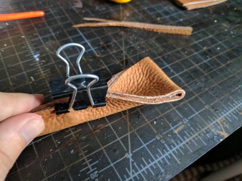 Leather Bag Ideas Handmade, Handbag Handles Ideas, Leather Handles Diy, Leather Bag Closure Ideas, Diy Bag Handles Ideas, Bag Handles Ideas, Leather Purse Diy, Diy Purse Handles, Diy Bag Handles