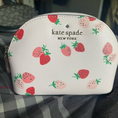 Kate spade strawberry collection Kate Spade Aesthetic, Kate Spade Strawberry, Strawberry Boutique, Strawberry Clothing, Strawberry Makeup, Kate Spade Makeup Bag, Strawberry Things, Cute Wallets, Car Bag