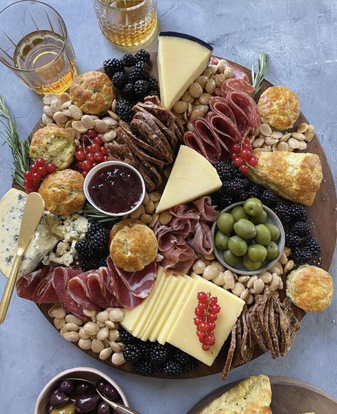 Chacutery Board Aesthetic, Wine Night Food, Charcuterie Appetizers, Foreign Food, Charcuterie Inspiration, Party Food Platters, Charcuterie Recipes, Food Displays, Buffet Food