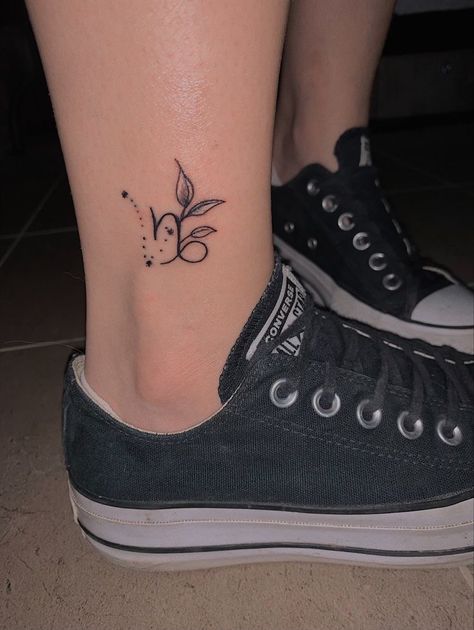 Tatoos Woman Capricorn, Pretty Capricorn Tattoo, Cute Capricorn Tattoo Ideas, Capricorn Ankle Tattoo, Tattoo Ideas For Capricorn, Capricorn Small Tattoo Ideas, Tattoo Zodiac Capricorn, Capricorn Tatoos Ideas Women, Capercorn Tattoo