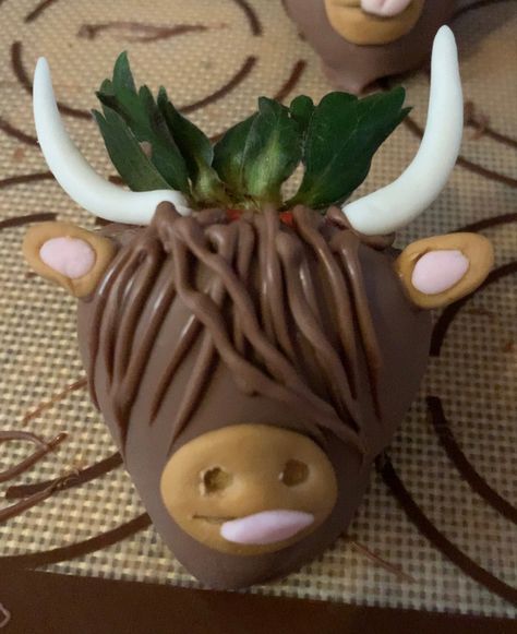 Pineapple Chocolate Covered Strawberries, Cowboy Theme Strawberries, Western Theme Chocolate Covered Strawberries, Highland Cow Strawberries, Chocolate Covered Strawberries Animals, Cowboy Strawberries, Highland Cow Dessert, Animal Strawberries, Highland Cow Cake Pops