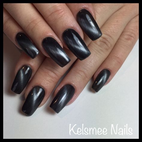 Black cateye Black Cats Eye Nails Design, Black Nails Magnet, Black Tiger Eye Nails, Cateyes Nails Black, Black Cats Eye Nails Design Ideas, Black Cateye Nailart, Black Nails Cat Eye, Black Cats Eye Nails, Black Magnetic Nails