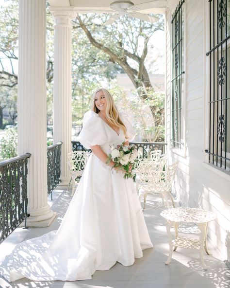 Bride With Bouquets Around Face, Fat Bride, Green Bridal Bouquet, Industrial Wedding Inspiration, Bouquet Bride, Engagement Season, Bouquets Wedding, Winter Wedding Colors, Cat Flowers