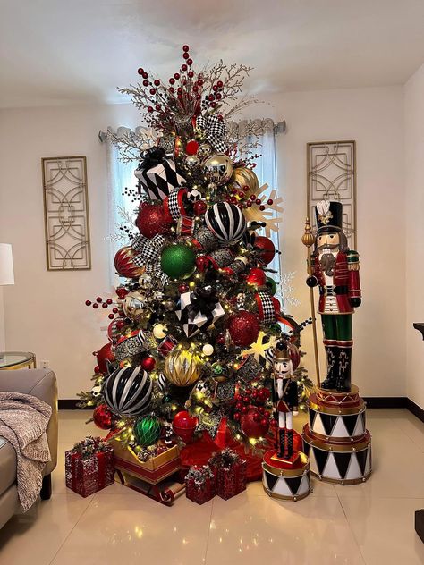 Christmas Toyland, Unique Christmas Trees Themes, Nutcracker Christmas Tree, Tree Decoration Ideas, Nutcracker Christmas Decorations, Christmas Tree Decorating Themes, Xmas Deco, Christmas Tree Inspiration, Christmas Interiors