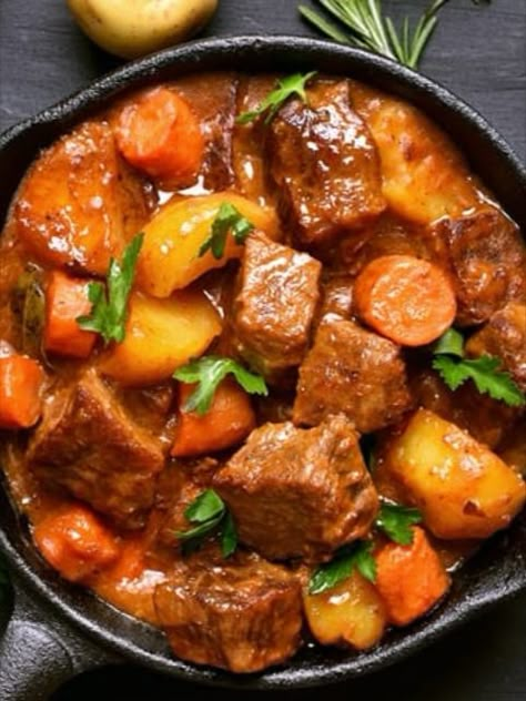 Beef stew Pioneer Women Beef Stew, Balanced Homemade Dog Food Recipe, Irish Beef Stew Recipe, Leftover Roast Beef Recipes, Crock Pot Beef Stew, Dog Meals, Dog Food Homemade, Irish Beef Stew, Cook Dog Food