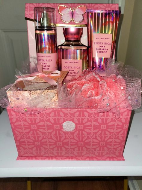 Diy Mother's Day Gift Basket, Girly Gifts Ideas, Christmas Gift Baskets Diy, Mothers Day Baskets, Girl Gift Baskets, Housewarming Gift Baskets, Birthday Basket, Gift Baskets For Women, Christmas Prep